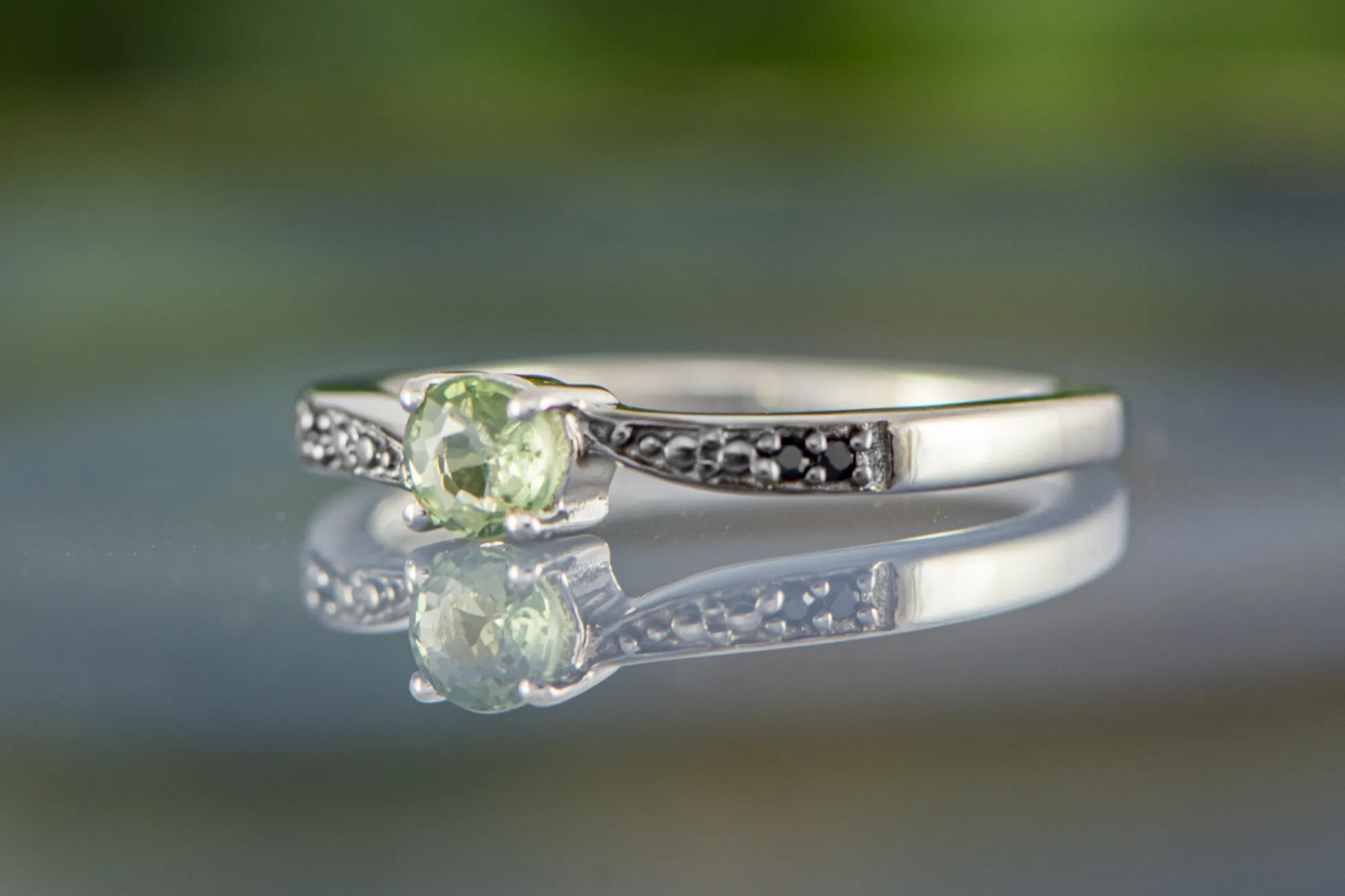Pierścionek z zielonym szafirem