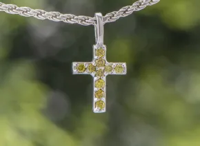 Krzyż z żółtymi diamentami