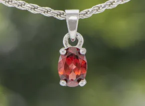 Zawieszka z granatem