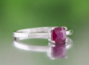 Srebrny pierścionek z rubinem