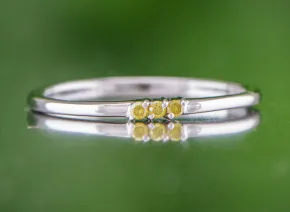 Wyrafinowany pierścionek z żółtymi diamentami