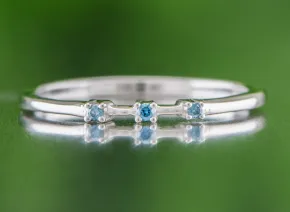 Srebrny pierścionek z niebieskimi diamentami