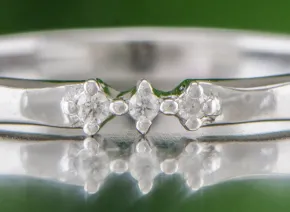 Elegancki pierścionek z diamentem