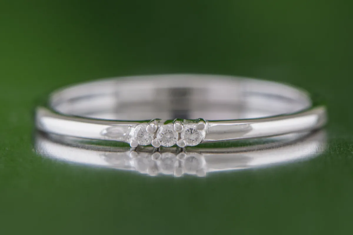 Elegancki srebrny pierścionek z diamentami