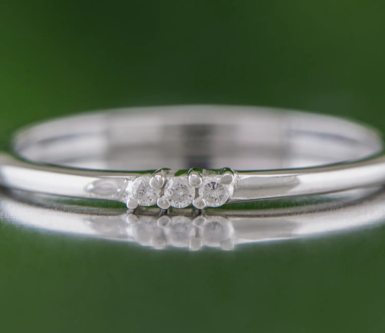 Elegancki srebrny pierścionek z diamentami