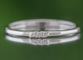 Elegancki srebrny pierścionek z diamentami