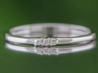 Elegancki srebrny pierścionek z diamentami