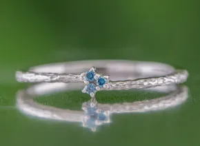 Srebrny pierścionek z niebieskimi diamentami