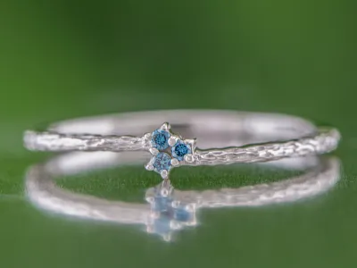 Srebrny pierścionek z niebieskimi diamentami