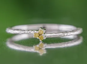 Wyrafinowany pierścionek z żółtymi diamentami